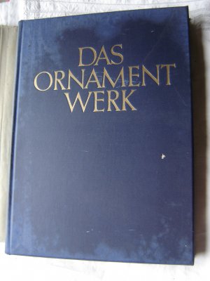 antiquarisches Buch – Bossert, Helmuth Theodor – Das Ornamentwerk. Eine Sammlung angewandter farbiger Ornamente und Dekorationen. 120 Tafeln in vielfarbigem Offset- und Buchdruck. Unter besonderer Berücksichtigung der weniger bekannten Kulturen für den praktischen Gebrauch ausgewählt und mit Erläuterungen versehen. Mit einem Geleitwort von Otto von Falke.