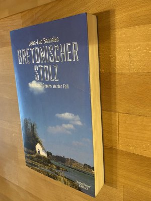 gebrauchtes Buch – Jean-Luc Bannalec – Bretonischer Stolz - Kommissar Dupins vierter Fall. *** originalsigniert *** *** Erstauflage *** *** Rarität ***