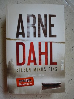 gebrauchtes Buch – Arne Dahl – Sieben minus eins