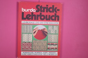 gebrauchtes Buch – Hrsg.]: Blumrich, Maria – BURDA-STRICK-LEHRBUCH. Bilder-Lehrgänge aus Anna, burda, Spass am Handarbeiten ; Lehrgänge für Grund-, Norweger-, Zopf-, Patent-, Noppen- u. Ajourmuster ; Spitzen u. Einsätze, Kunststrickmodelle ; Standardpullis, Mützen, Handschuhe u.v.m