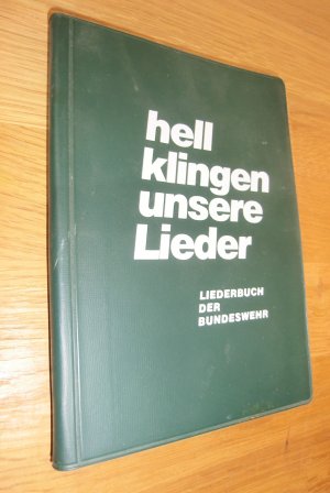 gebrauchtes Buch – Verschiedene – Liederbuch der Bundeswehr - Hell klingen unsere Lieder - Mit Widmung aus einem Biwak