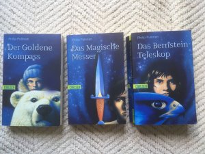 gebrauchtes Buch – Philip Pullman – His Dark Materials: Der goldene Kompass, Das magische Messer, Das Bernstein-Teleskop