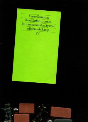 gebrauchtes Buch – Dieter Senghaas – Konfliktformationen im internationalen System: Weltpolitische Betrachtungen. In der Reihe: edition suhrkamp.