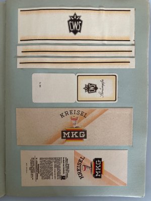 antiquarisches Buch – unbekannt unbekannt – Werbung für Strümpfe aus Seide und Wolle, Privat zusammengestelltes Album, 49 S. mit ca. 120 farbig gestalteten Banderolen von sehr vielen deutschen Strumpfherstellen, meistens aus den 1930er und 1940er Jahren.