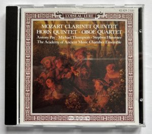 Wolfgang Amadeus Mozart. Klarinettenquintett in A-Dur, KV 581. Oboenquartett in F-Dur, KV 370/368b. Hornquintett in Es-Dur, KV 407/386c. Antony Pay spielt die Bassettklarinette, Stephen Hammer spielt die Oboe. Michael Thompson spielt das Horn. The Academy of Ancient Music Chamber Ensemble. Auf authentischen Instrumenten.