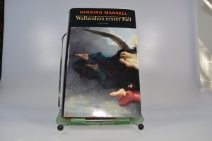 gebrauchtes Buch – Henning Mankell – Wallanders erster Fall und andere Erzählungen. Der Mann mit der Maske. Der Mann am Strand. Der Tod des Fotografen. Die Pyramide. Aus dem Schwedischen von Wolfgang Butt.