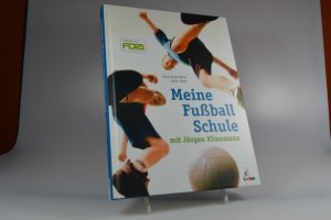 gebrauchtes Buch – Niem, Claus-Peter und Karin Helle – Meine Fußball-Schule. Mit Jürgen Klinsmann. Illustrationen von Anna Zimmermann.