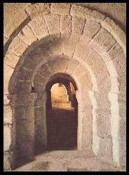 gebrauchtes Buch – x06507; Real Monasterio de Leyre. YESA Navarra. Eingang zur Kripte 9. Jhdt.