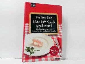 gebrauchtes Buch – Bastian Sick – Hier ist Spaß gratiniert : ein Bilderbuch aus dem Irrgarten der deutschen Sprache ; ein Happy-aua-Buch ; KiWi ; 1163 : Paperback; Spiegel online