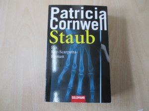 gebrauchtes Buch – Patricia Cornwell – Staub - ein Kay-Scarpetta-Roman