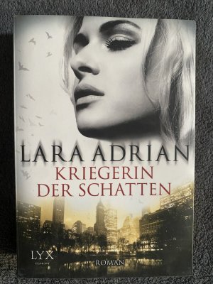 gebrauchtes Buch – Lara Adrian – Kriegerin der Schatten