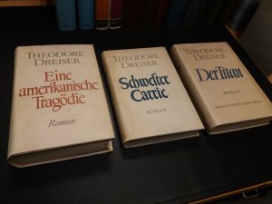 Drei Bände des Autors in gleicher Ausstattung (Gesammelte Werke in Einzelausgaben): Band 1) Eine amerikanische Tragödie. 2) Der Titan. Band II der "Trilogie […]