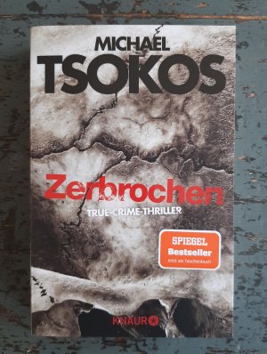 gebrauchtes Buch – Michael Tsokos – Zerbrochen - True-Crime-Thriller (=Fred-Abel-Reihe, Bd. 3)