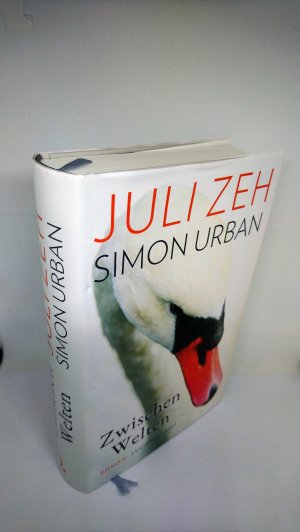 gebrauchtes Buch – Zeh, Juli; Urban – Zwischen Welten