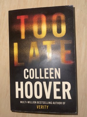 gebrauchtes Buch – Colleen Hoover – Too Late - A dark and twisty thriller from the author of global phenomenon VERITY