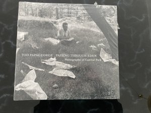 gebrauchtes Buch – Tod Papageorge – Passing through Eden - Photographs of Central Park