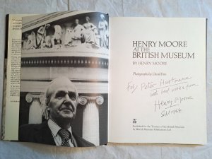 gebrauchtes Buch – Henry Moore – Henry Moore at the British Museum with photographs by David Finn / signiert + Fotos