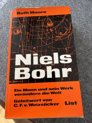 antiquarisches Buch – Ruth Moore – Niels Bohr : Ein Mann u. sein Werk verändern d. Welt. [Aus d. Amerikan. von F. A. Thorn]