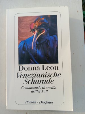 gebrauchtes Buch – Donna Leon – Venezianische Scharade - Commissario Brunettis dritter Fall