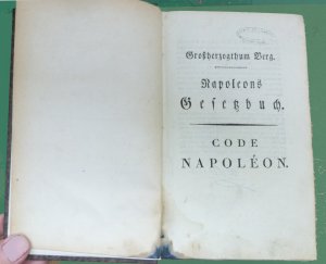 Code Napoléon. Napoleons Gesetzbuch. Grossherzogthum Berg. Einzig officielle Ausgabe für das Großherzogthum Berg. Grand-Duche de Berg. Code Napoléon. […]