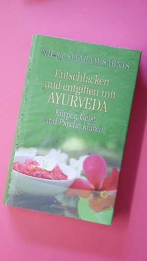 gebrauchtes Buch – Sabnis, Nicky Sitaram – ENTSCHLACKEN UND ENTGIFTEN MIT AYURVEDA. Körper, Geist und Psyche klären