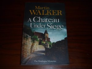 gebrauchtes Buch – Martin Walker – A Chateau Under Siege - (The Dordogne Mysteries)