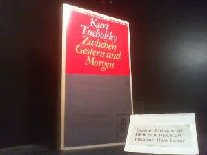 gebrauchtes Buch – Kurt Tucholsky – Zwischen gestern und morgen : e. Ausw. aus seinen Schriften u. Gedichten. Hrsg. von Mary Gerold-Tucholsky / Rororo ; 50