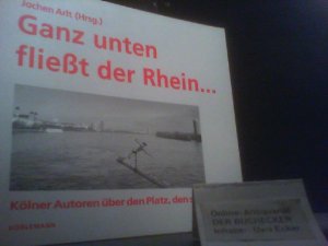 gebrauchtes Buch – Arlt, Jochen  – Ganz unten fliesst der Rhein : 18 Kölner Autoren über ihren Lieblingsplatz. Jochen Arlt (Hrsg.)