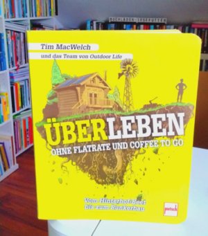 gebrauchtes Buch – Tim MacWelch – ÜBERLEBEN ohne Flatrate und Coffee To Go - Vom Hinterhof-Beet bis zum Bunkerbau