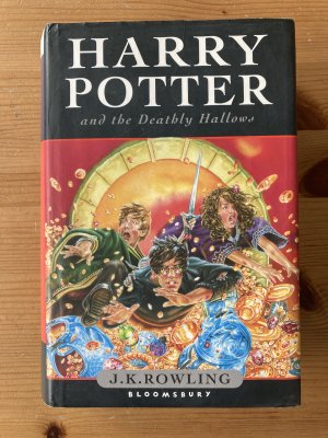 gebrauchtes Buch – Rowling, Joanne K – Harry Potter and the Deathly Hallows - Children's Edition