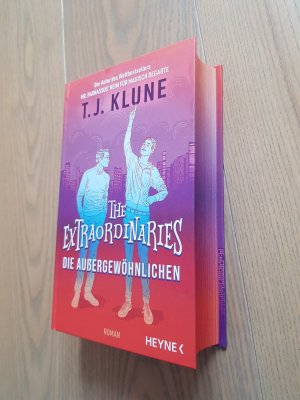 gebrauchtes Buch – Klune, T. J – The Extraordinaries – Die Außergewöhnlichen - Mit farbig gestaltetem Buchschnitt – nur in limitierter Erstauflage der gedruckten Ausgabe - Roman