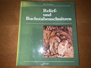 Relief- und Buchstabenschnitzen