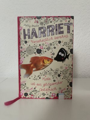 gebrauchtes Buch – Holly Smale – Mode ist ein glitzernder Goldfisch - DIE BUCHVORLAGE ZUR NEUEN NETFLIX-SERIE 'GEEK GIRL'