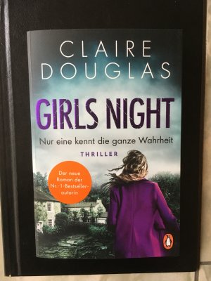 gebrauchtes Buch – Claire Douglas – Girls Night - Nur eine kennt die ganze Wahrheit - Thriller. Der neue Thriller der SPIEGEL-Nr.-1-Bestsellerautorin