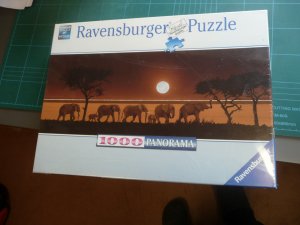 gebrauchtes Spiel – Ravensburger Puzzle 1000 Teile Panorma Elefanten in der Savanne. Nr. 151103