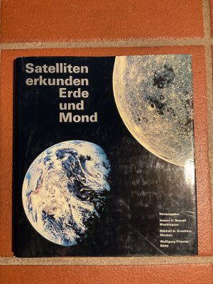 antiquarisches Buch – Newell Kroshkin Priester – Satelliten erkunden Erde und Mond