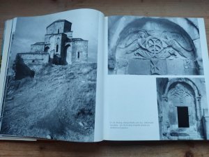 gebrauchtes Buch – Beridse - Neubauer - Beyer – Die Baukunst des Mittelalters in Georgien