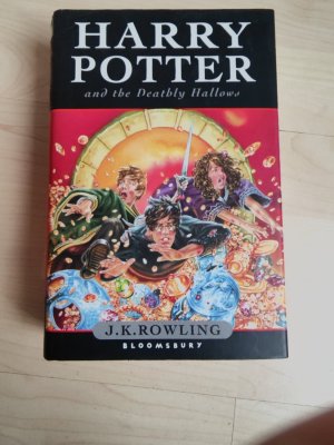 gebrauchtes Buch – Rowling, Joanne K – Harry Potter and the Deathly Hallows - Children's Edition