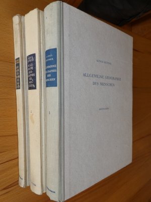 Allgemeine Geographie des Menschen, 3 Bde.: (1.) Die Menschheit, hrsg. Von H. Schmitthenner, (2.) Verkehrsgeographie, bearb. von E. Plewe, (3.) Verkehrsgeographie […]