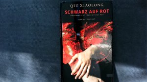 gebrauchtes Buch – Qiu, Xiaolong und Susanne Hornfeck – Schwarz auf Rot. Oberinspektor Chens dritter Fall.