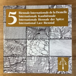 gebrauchtes Buch – Smolar-Meynart (Hg.), Arlette und Colette van Steyvoort  – 5e Biennale Internationale de la Dentelle, 1991. 5de Internationale kantbiennale, 5. Internationale biennale der Spitze, 5th International Lace Biennial