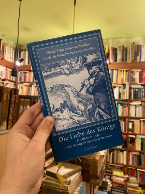 gebrauchtes Buch – Sibylle Prinzessin von Preußen / Friedrich Wilhelm Prinz von Preußen – Die Liebe des Königs - Friedrich der Große, seine Windspiele und andere Passionen.