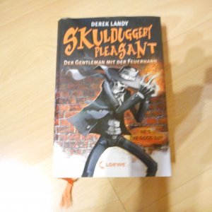 gebrauchtes Buch – Derek Landy – 1., Der Gentleman mit der Feuerhand gebrauchtes Buch – Derek Landy – 1., Der Gentleman mit der Feuerhand