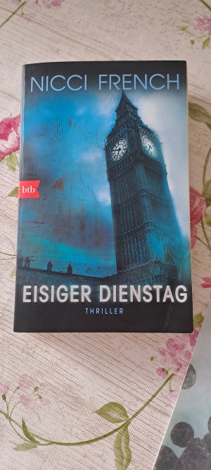 gebrauchtes Buch – Nicci French – Eisiger Dienstag - Thriller