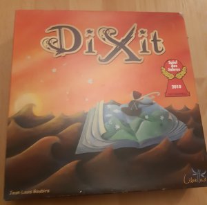 Libellud: Dixit - Ein Bild sagt mehr als tausend Worte! [Kinderspiel]. Spiel des Jahres 2010. Achtung: Nicht geeignet für Kinder unter 3 Jahren.