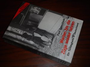 gebrauchtes Buch – Paul Geiersbach – Warten bis die Züge wieder fahren - Ein Türkenghetto in Deutschland