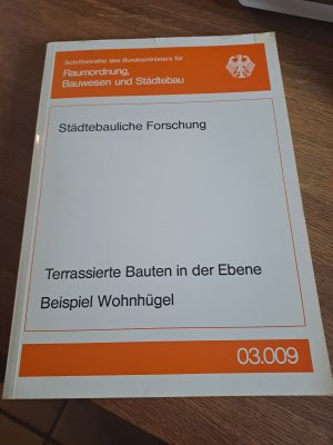 gebrauchtes Buch – Terrassierte Bauten in der Ebene, Beispiel Wohnhügel. Heft Nr. 03. 009