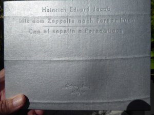 Mit dem Zeppelin nach Pernambuco =. Con el zepelín a Pernambuco. Erstausgabe Katzengraben-Presse 1992. Nummeriert, signiert. Zusätzlich lange Widmung von Christian Ewald.