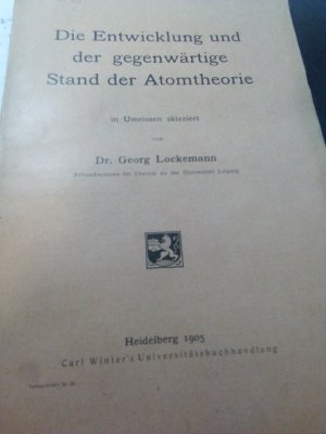 Die Entwicklung und der gegenwärtige Stand der Atomtheorie in Umrissen skizziert.