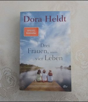 gebrauchtes Buch – Dora Heldt – Drei Frauen, vier Leben